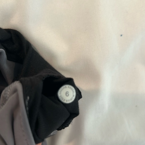 Lululemon High Neck Energy Bra size 6 - Picture 3 of 3